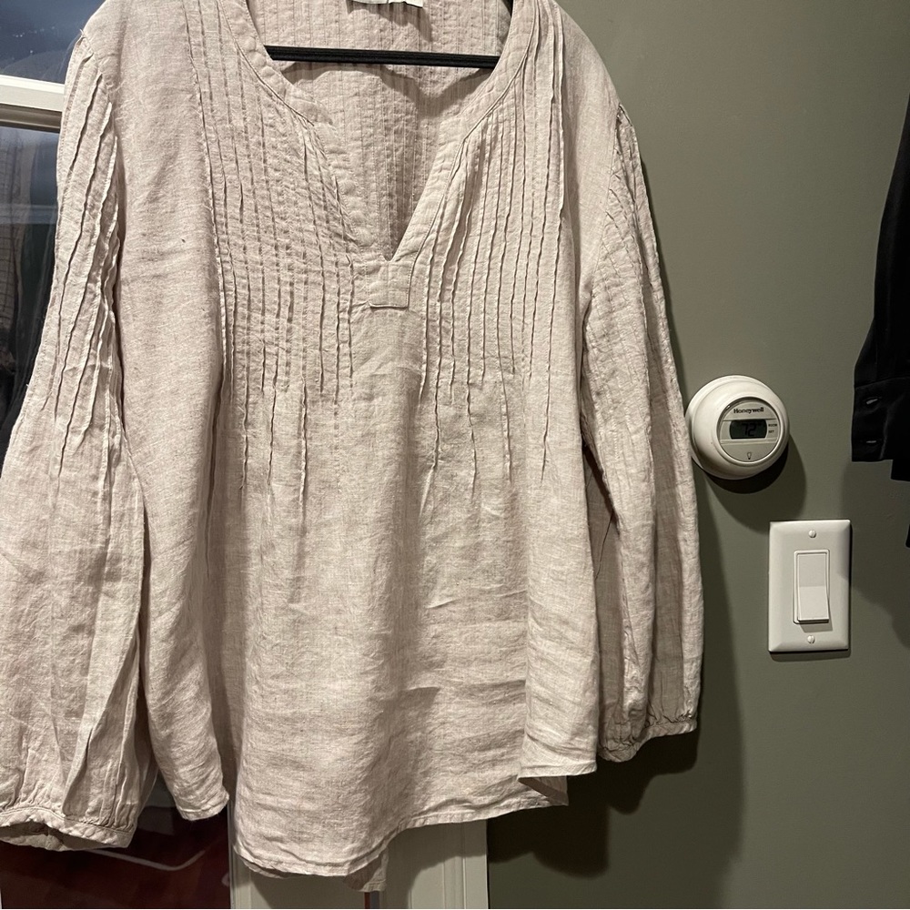 Vineyard Vines 100% linen pull over top with pin tuck pleated bib.  Large.